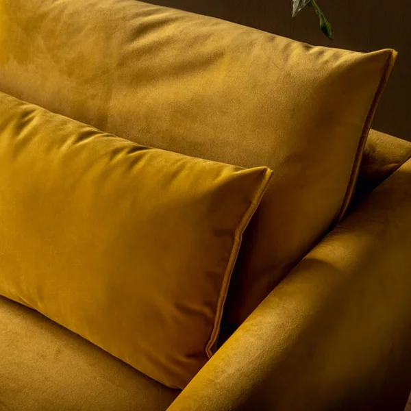 żółta sofa w tkaninie welurowej